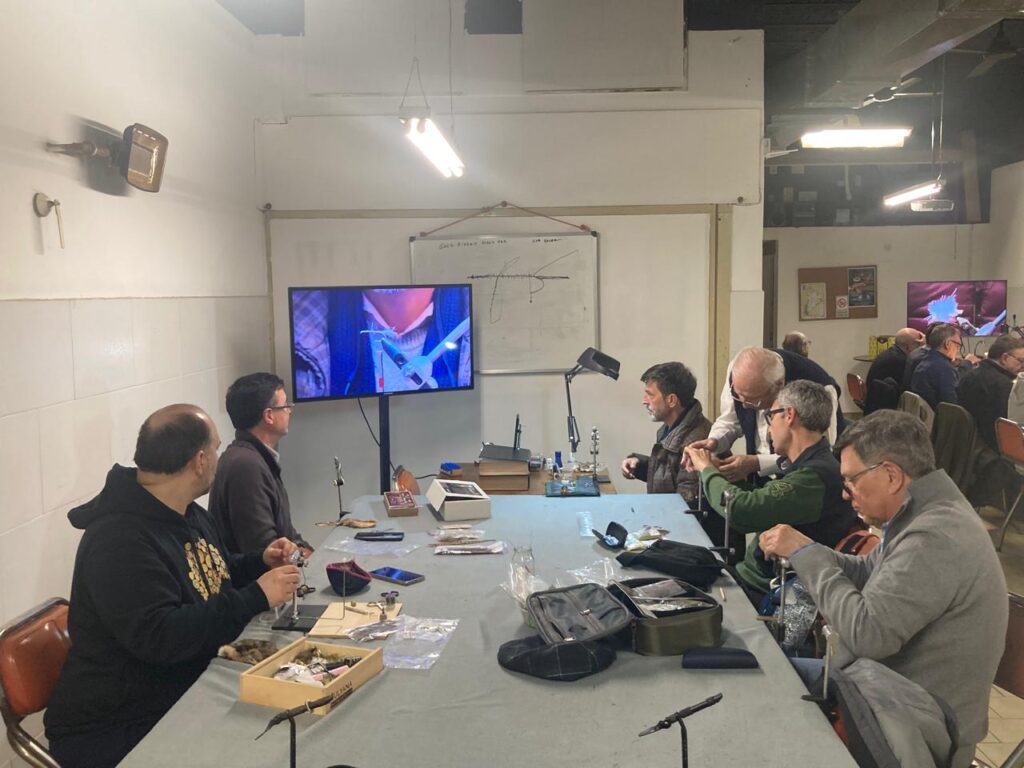 Clase de atado de moscas nivel inicial en la sede de AMBA