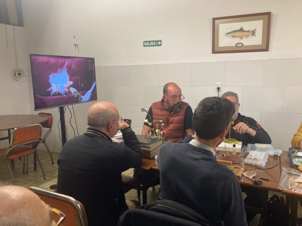 Clase de atado de moscas nivel inicial en la sede de AMBA